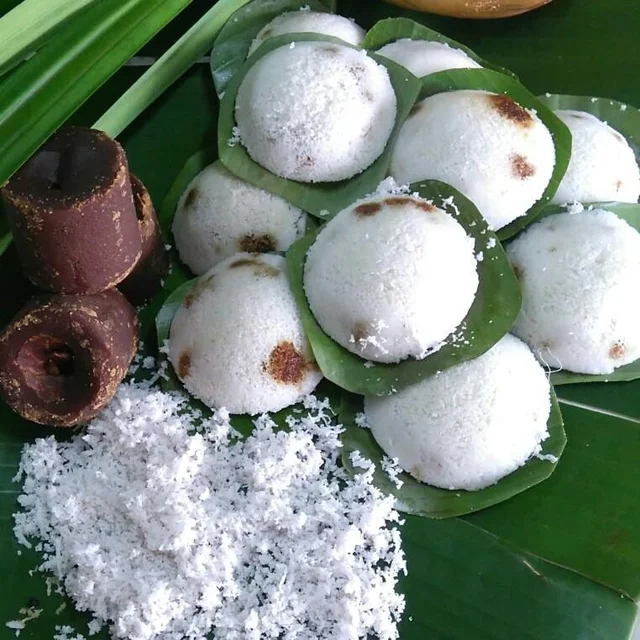 LeongBahiyah's tweet photo. #PutuPiring, a traditional rice cake dessert with palm sugar filling from #Malaysia https://t.co/9A2c6LP8Iu