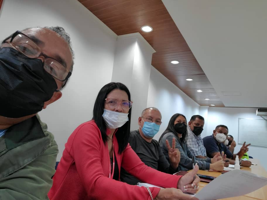 Fenasirtrasalud's tweet photo. #ULTIMAHORA 10PM #1Junio El presidente de @Fenasirtrasalud Lcdo. Octavio Solorzano y la Comisión Negociadora saliendo de reunión. Por @MinTrabajoVE  ciudadano @torrealbaf  por ONAPRE @onapre_oficial Cristian Hernández  responsable de nuestros pagos #PatriaGrandeEnVictoria https://t.co/ESvAb1JbBC