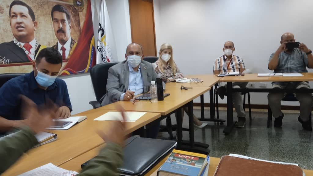 Fenasirtrasalud's tweet photo. #ULTIMAHORA 10PM #1Junio El presidente de @Fenasirtrasalud Lcdo. Octavio Solorzano y la Comisión Negociadora saliendo de reunión. Por @MinTrabajoVE  ciudadano @torrealbaf  por ONAPRE @onapre_oficial Cristian Hernández  responsable de nuestros pagos #PatriaGrandeEnVictoria https://t.co/ESvAb1JbBC