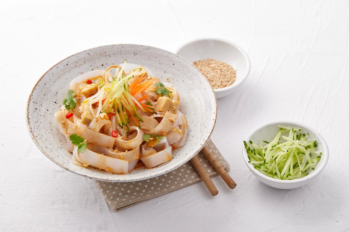 China_Up_Close's tweet photo. Noodles are better to be cold in the summer! Try #Liangpi (凉皮) - cold noodles made from wheat or rice flour.

This popular #DailyBite in China is known for its white translucent pasta color, thin shape, smooth surface, pliable texture and savory taste. https://t.co/Y3J8tk1Dp4