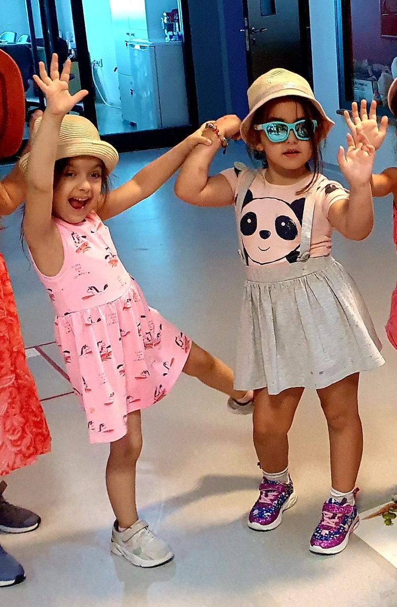 iremKomurcu10's tweet photo. Turuncu sınıf🧡yaz temalı kıyafet ve aksesuarlarıyla "Yaza Merhaba" partisinde buluştu.Çocuk olmak ne güzel.🌞🍒🍓🏖 @ErkenCocukluk @tugbaozdinc @_esraaydogdu_ @BuketAdiguler @Nazlcntyln @BlkBahcesehir ❤💙 https://t.co/lNeZgqTgPY