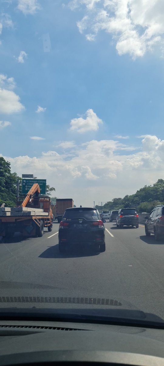 nauval_ns's tweet photo. Halo @PTJASAMARGA  minggu ini selalu terjadi kemacetan di tol arah bogor ke jakarta, kira2 ada apa yah ? https://t.co/0uD9AztGiD