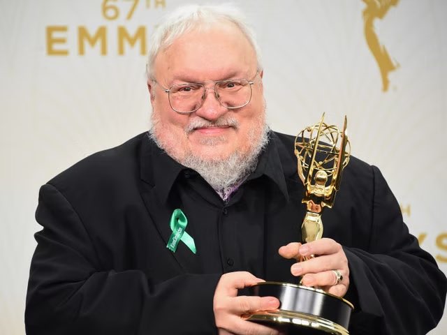 HOTDBr's tweet photo. George RR Martin revelou que já assistiu 9 dos dez episódios de #HouseoftheDragon 

“Não posso falar dos efeitos especiais, muitos não vieram prontos, mas a aparência da série é ótima, e a atuação, a direção e a escrita são de primeira linha.“ https://t.co/wBih2UfOwp