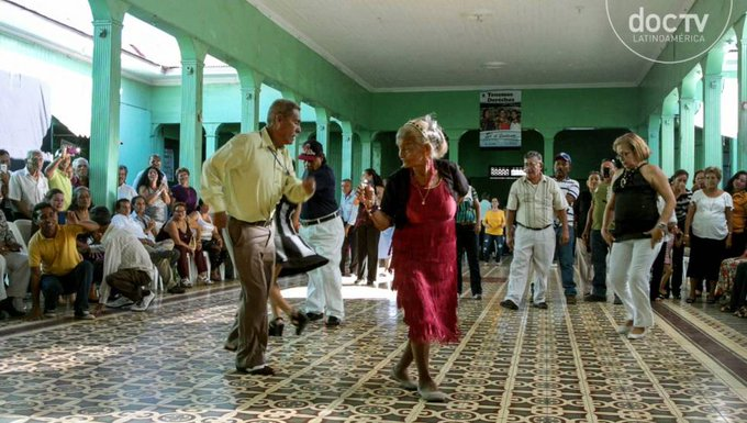 LaTeleTuya's tweet photo. El documental latino que te hará feliz 🙌🎶
A BAILAR en #DOCTV
Comienza a la 1 de la mañana.
Somos #LaTeleTuya.
Buena programación a toda hora https://t.co/dF86Rk3awT