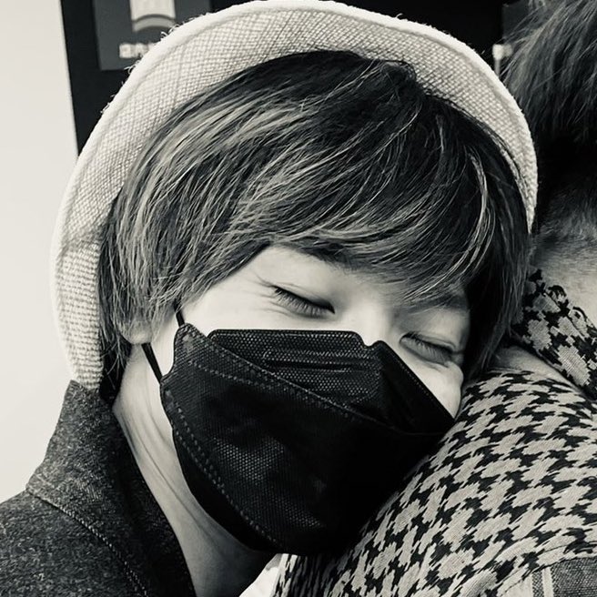 4002_ri's tweet photo. 全部だいすきなんだけど二重線とまつ毛が長くてふさふさなところと涙袋がぷくぷくなところと目のシワが好きです
てかまじで顔ちっっっさ！！ https://t.co/BdtICcDrSS