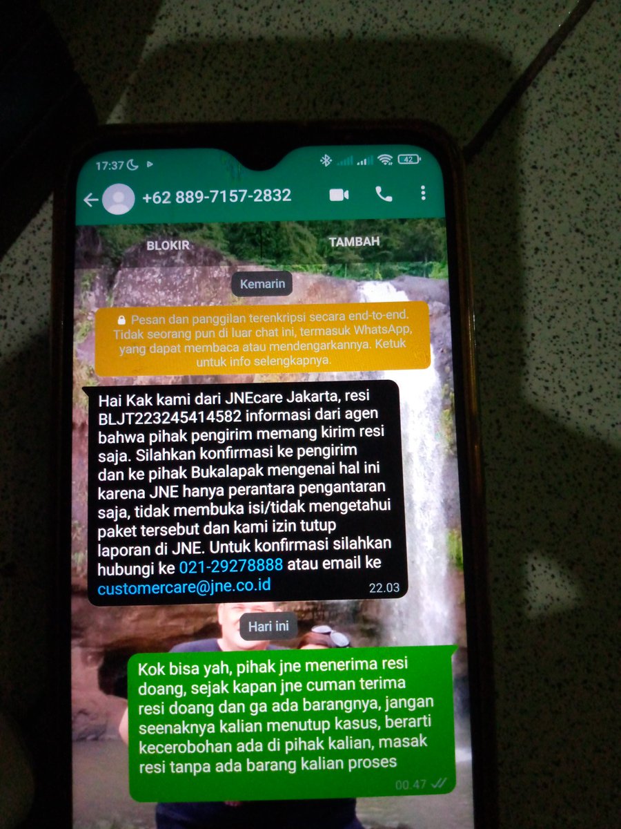 ivan_fadly's tweet photo. Ini gimana @BukaBantuan @bukalapak ? @JNECare @JNE_ID  ngelempar lagi ke bukalapak. Pelapak nya gak respon. Uang saya gmana? Apa jne &amp; bukalapak mendukung penipuan? Konsumennya gak dilindungi? Jne enak bgt minta tutup kasus. Jne enak aja langsung seolah brg sdh  diterima. https://t.co/ItxCri3QXW
