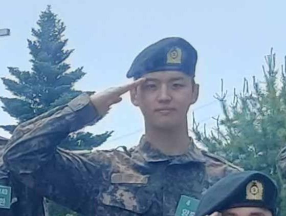 HST0417's tweet photo. 💛

Hongseok's group photos from basic training camp are up!!
His bunk mates did the Pentagon hand sign with him
🥺🥺🥺

Boy is getting lots of love everywhere he goes.. so glad he's getting on well with everyone🥰 https://t.co/sp5qBSd8is