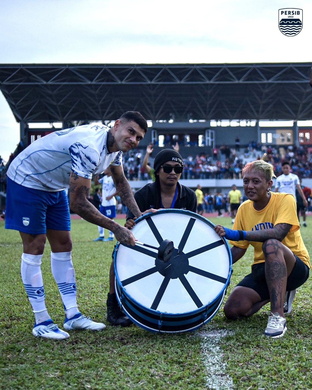 PERSIB on Twitter: "Viking Clap kembali bergemuruh di stadion Gelora  Citramas Batam 👏🥁 Moment apa yang paling Bobotoh rindukan saat menonton # PERSIB di stadion? 🤔 https://t.co/bKl82Chvmn" / Twitter