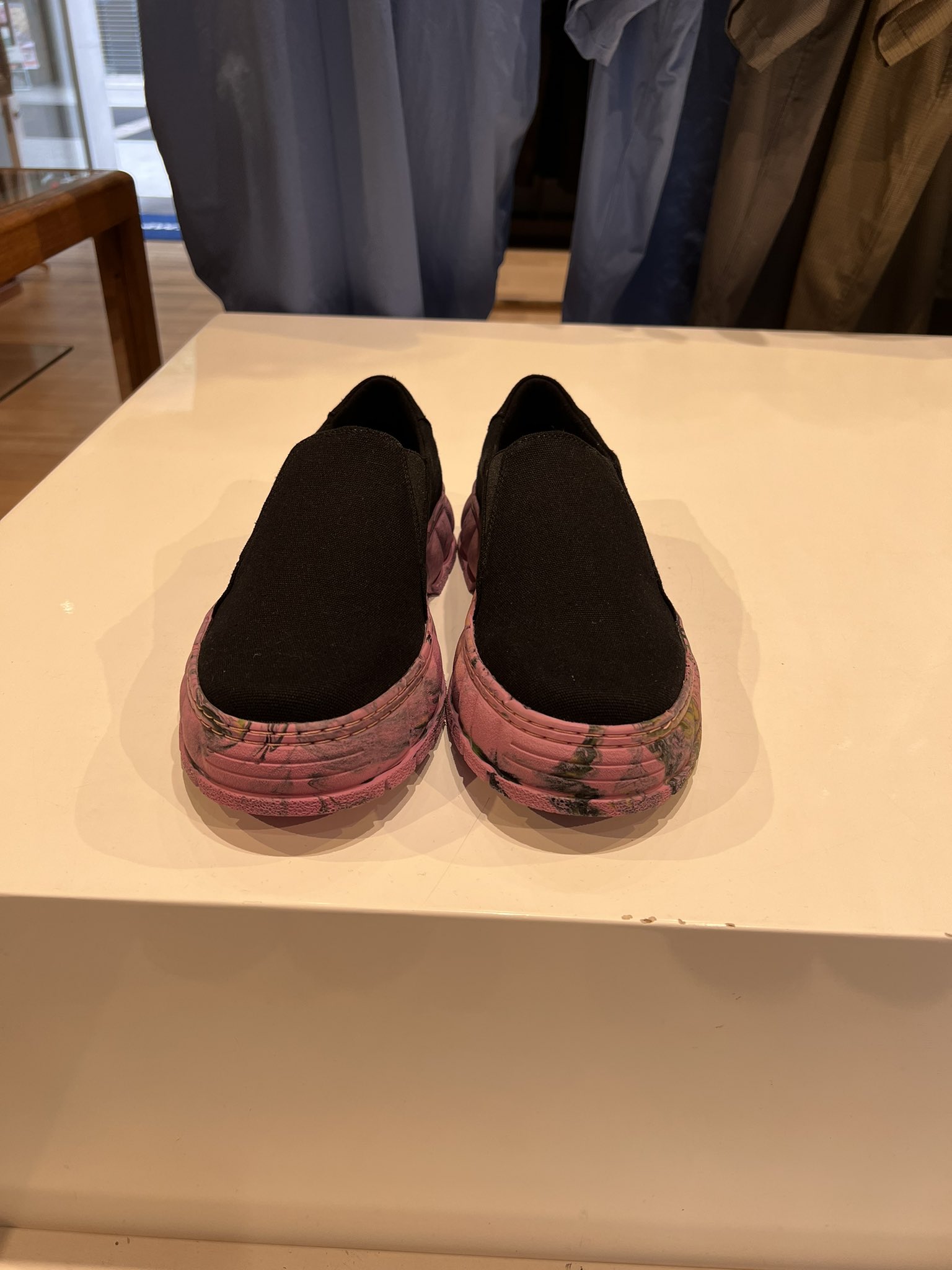 坂口恭平 フランスのvironのスリッポン 超かわいいから買っちゃった 日本でもほとんど売ってないのに熊本 では売ってるから熊本はピカイチおしゃれ T Co J0jjvt54et Twitter