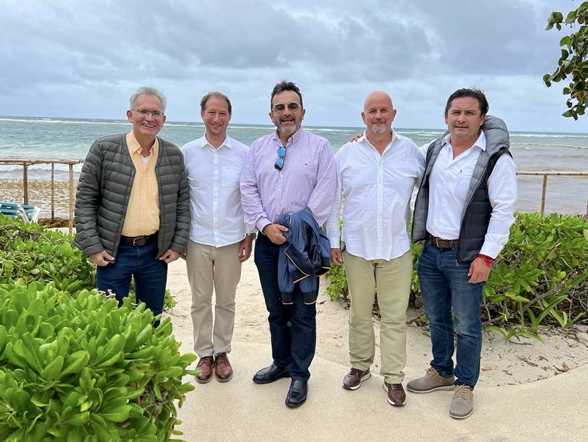 Un gusto recibirlos y conversar sobre la forma en que nuestro sector puede contribuir a que el ⁦<a href="/IMSS_QRoo/">IMSS Quintana Roo</a>⁩ alcance sus objetivos en la región. ⁦<a href="/JMiguelAngel/">J Miguel A Van-Dick</a>⁩ ⁦⁦⁦<a href="/tonichaves/">Toni Chaves</a>⁩ ⁦<a href="/ricardograjale/">Ricardo A. Grajales</a>⁩ ⁦⁦<a href="/AHRM_oficial/">AHRM</a>⁩ y <a href="/hotelestulum/">Asociación de Hoteles Tulum</a>