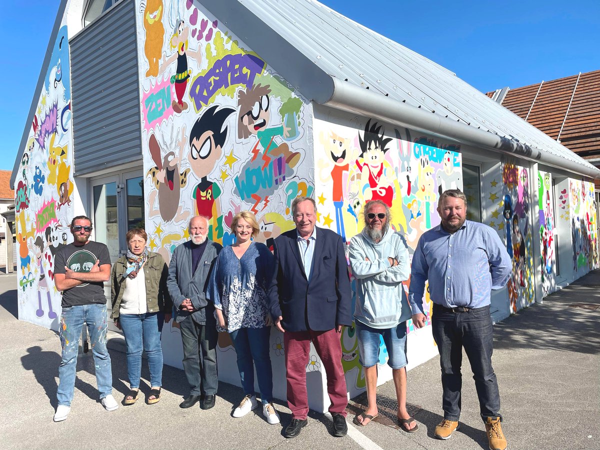 PhilippeVASSEUR's tweet photo. Grand moment de campagne électorale hier soir auprès d’amis fidèles, à Blériot devant la fresque de Djamel Dellil et Arnaud Verdière à l’école Jules Ferry avec Jacques Declercq, Sylvie Simonet, Daisy Agez, Laurent Gousseau, Adam Bouazzi… #legislatives2022 #circo6207 https://t.co/EjyImDKU2Y