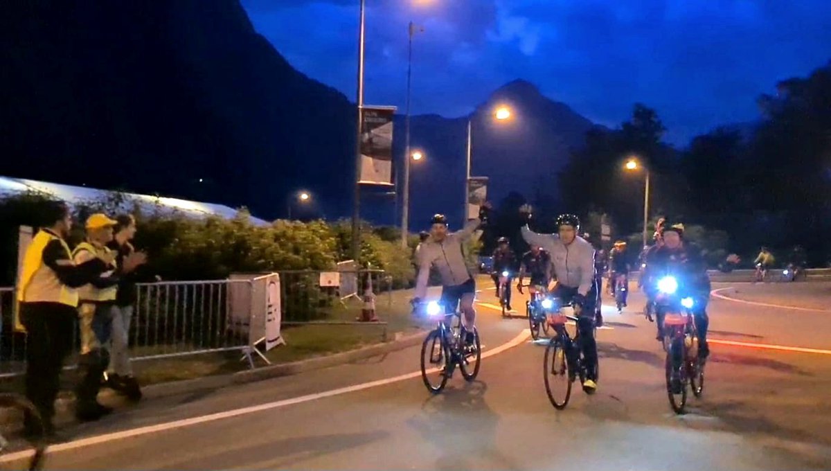 4Dotnet's tweet photo. Wat ontzettend indrukwekkend @alpedhuzes...Team 4Dotnet met zoveel andere toppers de Alpe d'Huez op. Succes allemaal! #team4Dotnet #goededoel https://t.co/7PY5sMyVxd