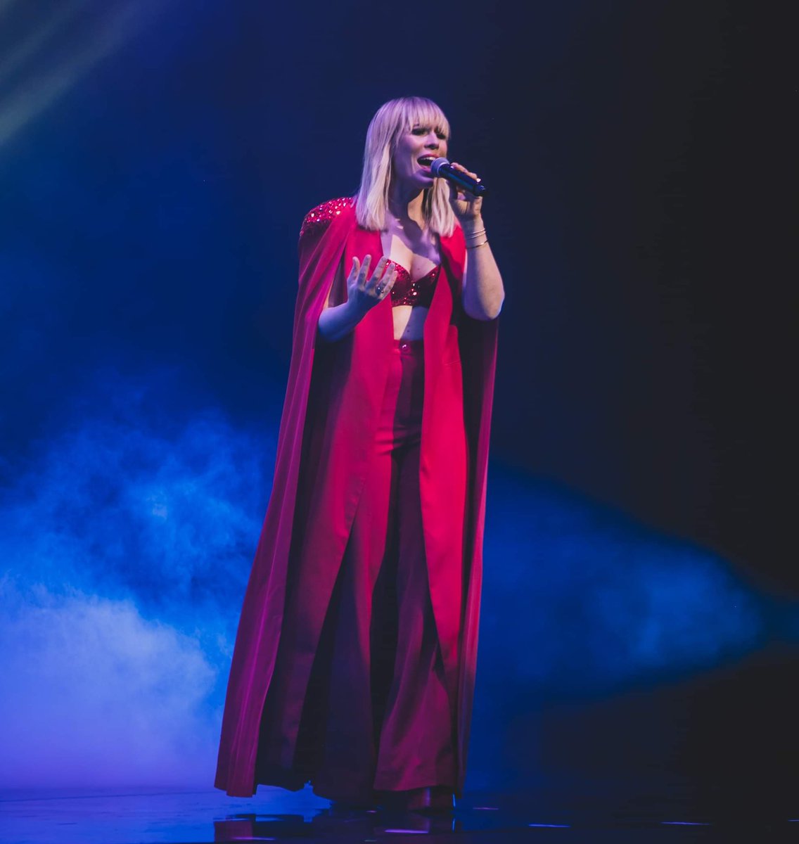 Bhanks1987's tweet image. @natashabdnfield you were fabulous to work with. Thanks for stopping in Evansville and allowing me to capture this fun tour! #maskedsinger #maskedsingertour