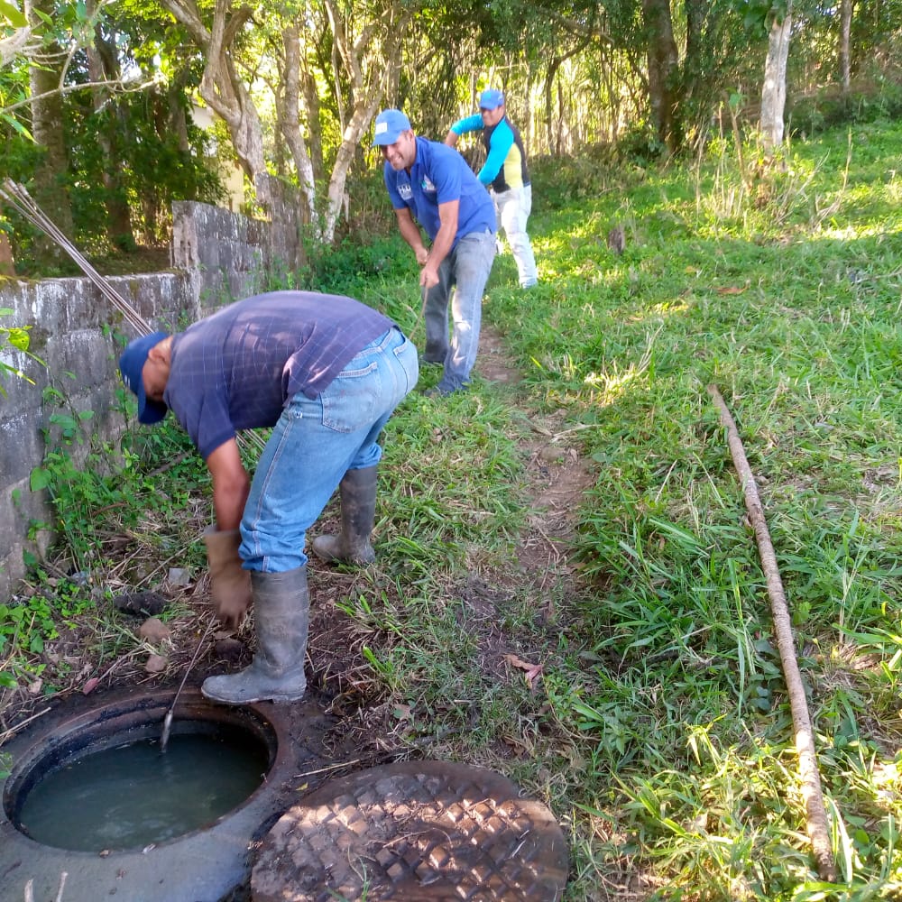 Siguiendo instrucciones del Alcalde Dr. Evaristo Zambrano, hoy con el apoyo de la cuadrilla de Hidrosuroeste especializada en destape, se logró solucionar dos emergencias, una en vía Ppal. Panamericana altura Vda. 7 y Sector La Montañita Copa de Oro. SEGUIMOS AVANZANDO!!