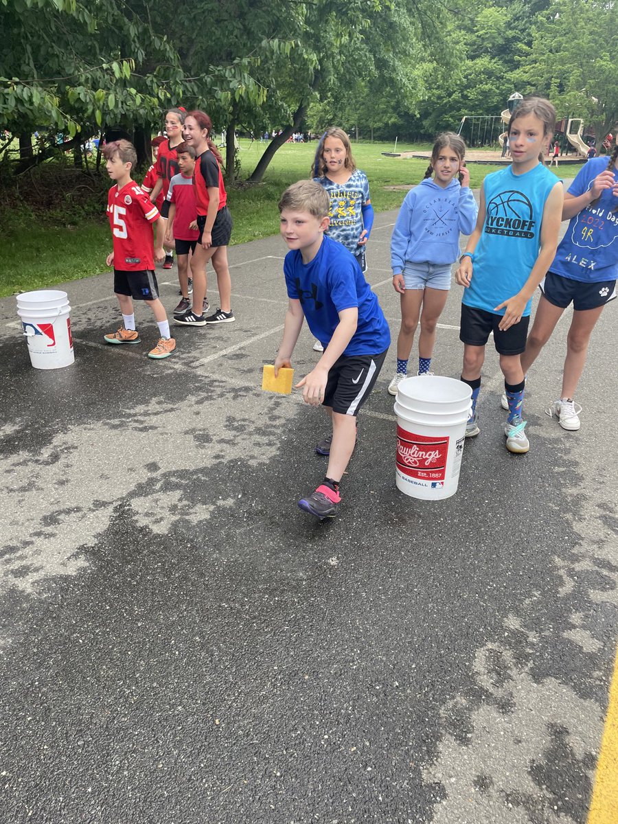 4MrsRussell's tweet photo. Sponge toss!! https://t.co/ggqZSpf6dE