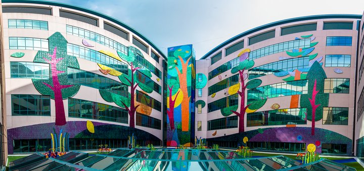StJude's tweet photo. Tylur French of Youngblood studio in Memphis, created this incredible 12,000 square foot sequin mosaic mural. “It all moves every time the wind blows,” said French. 
Patient families can view this beautiful mural each time they look out windows from patient care floors. https://t.co/2IO54r3j0Y