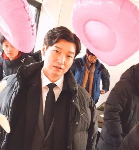 _JoanaP_'s tweet photo. Simok is not a fan of bdays, especially his own...😶😬
#HAPPYSIMOKDAY #choseungwoo #조승우 #hwangsimok #황시목 #bdayboy https://t.co/s5i6wvGd55