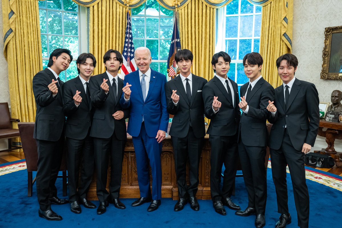 CamiBtsJin's tweet photo. Orgulho de todos vocês meninos ✨💜👑🥺

#NAMJOON #SEOKJIN #YOONGI #HOSEOK #JIMIN #TAEHYUNG #JUNGKOOK 

WE ARE SO PROUD OF YOU BTS 
#BTSatTheWhiteHouse
#OurPrideBTS
#BTS_Proof #YetToCome

#방탄소년단 #BTS @BTS_twt https://t.co/Xy8UltoHZJ