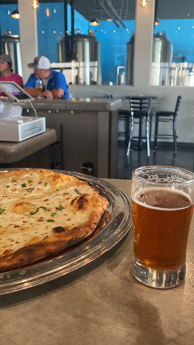 bydanimeyering's tweet photo. Holy monkey this White Pizza rivals any Italian restaurant. It is SO GOOD. @AlestoneBrewing https://t.co/qwkBxEUhas