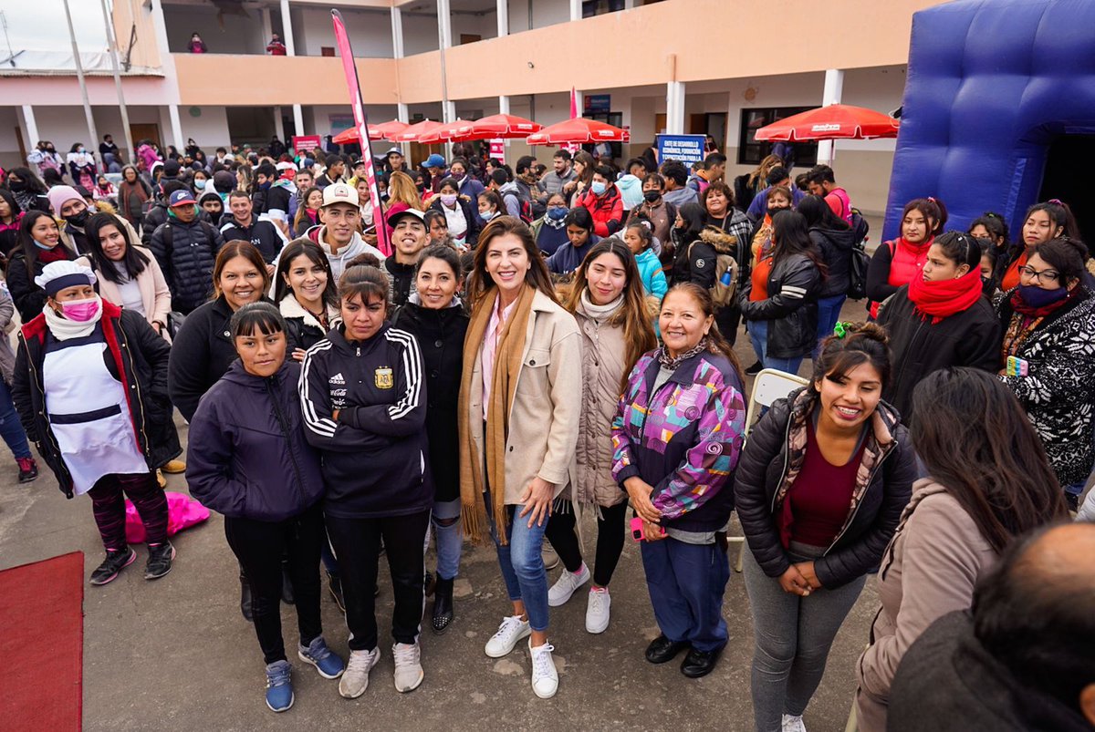 PrensaBettina's tweet photo. La intendenta, Bettina Romero, participó de la jornada “Ciudad Joven”, dónde el municipio mostró su oferta de herramientas y capacitaciones para la inclusión laboral juvenil. Oficina de Empleo, elaboración de curriculum,  microcréditos y becas fueron los stands más consultados. https://t.co/kggFvoJHgz