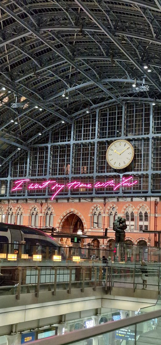 PilotRobbie's tweet photo. Something very romantic about @StPancrasInt and a @Eurostar @EurostarUK pulling in... #London #Eurostar #LondonLife #iwantmytimewithyou https://t.co/pETeWLgimf