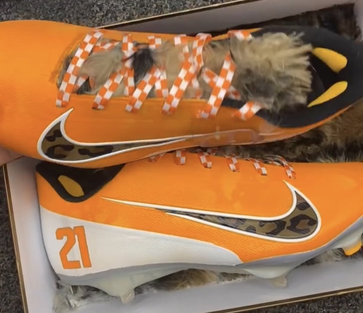 wesruckerTBA's tweet photo. Trey Lipscomb’s custom NCAA Tournament cleats have incorporated the #Vols’ Daddy Coat. https://t.co/m8bsS0QJGR