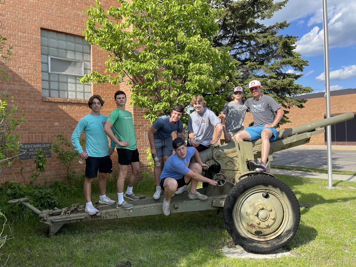 BeckerCtyMuseum's tweet photo. The #dlhshockey team stepped up and answered the call to preserve history with another trailer load tonight. They want to throw out a challenge to #dllakerhoops and #dlhsfootball to do the same. Thank you boys! #preserve #connect #explore #reimagine #sailsup https://t.co/nHI8sH5KRn