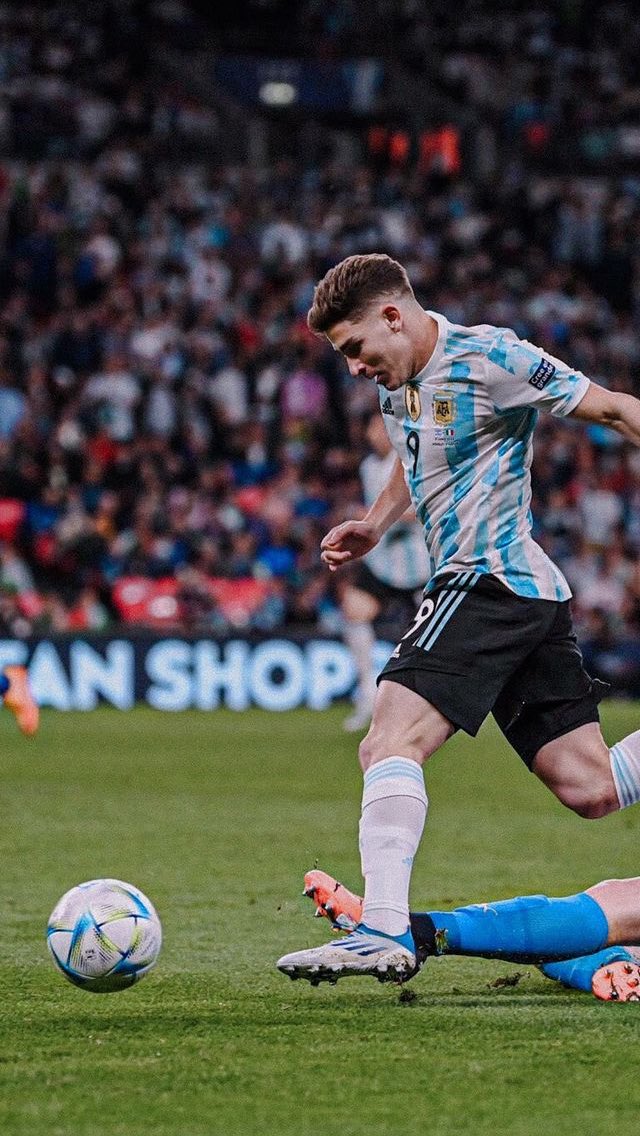 Julian Álvarez:

Primera Copa America: La gano
Primera Finalissima: La ganó 
Primer Mundial: ELIJO CREER