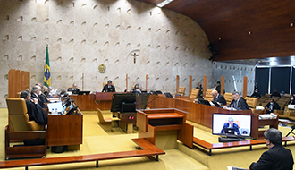 STF_oficial's tweet photo. STF valida suspensões de cláusulas coletivas de trabalho sobre jornada de motoristas de carga. Por 6 votos a 5, Plenário entendeu que as decisões da Justiça do Trabalho examinaram casos concretos, sem invalidar cláusulas pactuadas. Saiba mais: https://t.co/lGNbIG28YH https://t.co/DdUp7KxCFY