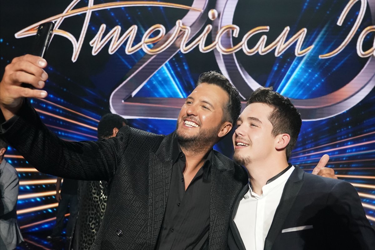 AmericanIdol's tweet photo. Live every day like it's #NationalSelfieDay 🤩 @lukebryan @noahthompsonmu1

Auditions are open at https://t.co/fO1Nc6X8K0! https://t.co/GgadNU4txH