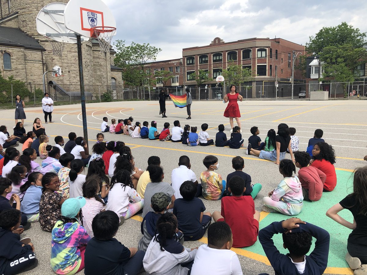 ⁦student showing up in rainbow colours on June 1st. What an amazing kick off to Pride month! #pride #love #regentpark #downtownschools ⁦@catholic_paul⁩ ⁦@1wholeads⁩ ⁦@TCDSB ⁩