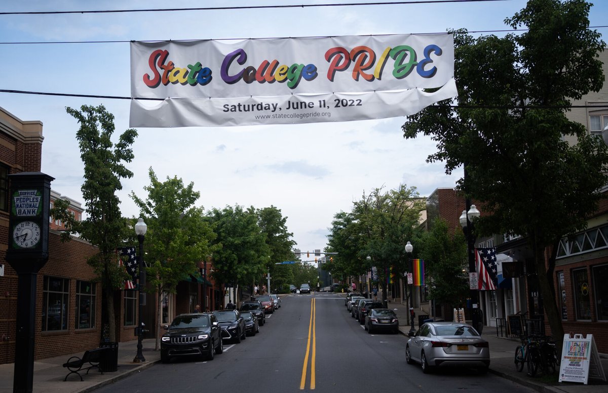 DailyCollegian's tweet photo. Downtown State College is showing its colors for Pride month🏳️‍🌈 https://t.co/eAUxUJw7Gu