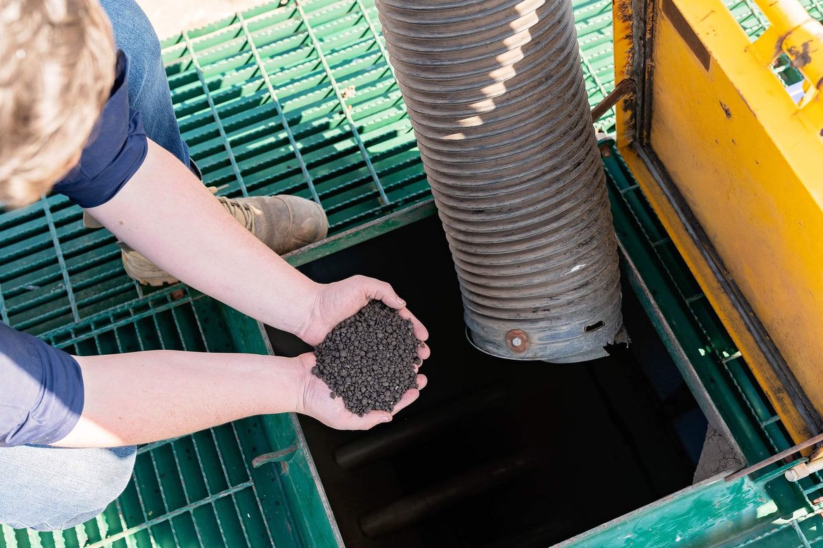 peatssoil's tweet image. Looking to build resilience in your #soils this season?   Put something back while boosting #growth and  #moistureretention with #unearthbypeats 

#soilgealth #soilscience #agribusiness #farming #airseeder