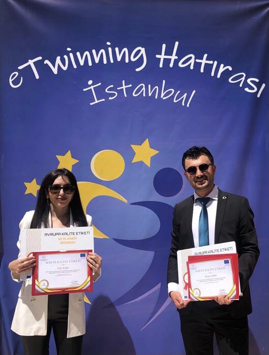 Lancap_2020's tweet photo. eTwinning Kalite Etiketi ödül törenimiz.
Verdiğimiz emeklerin karşılığını almanın haklı gururu..
#AnadoludanAvrupayaeTwinning
@tretwinning 
@eTwinning_ist 
@BakirkoyMEM 
@OzelYesilkoy https://t.co/ag9LjjUCiw