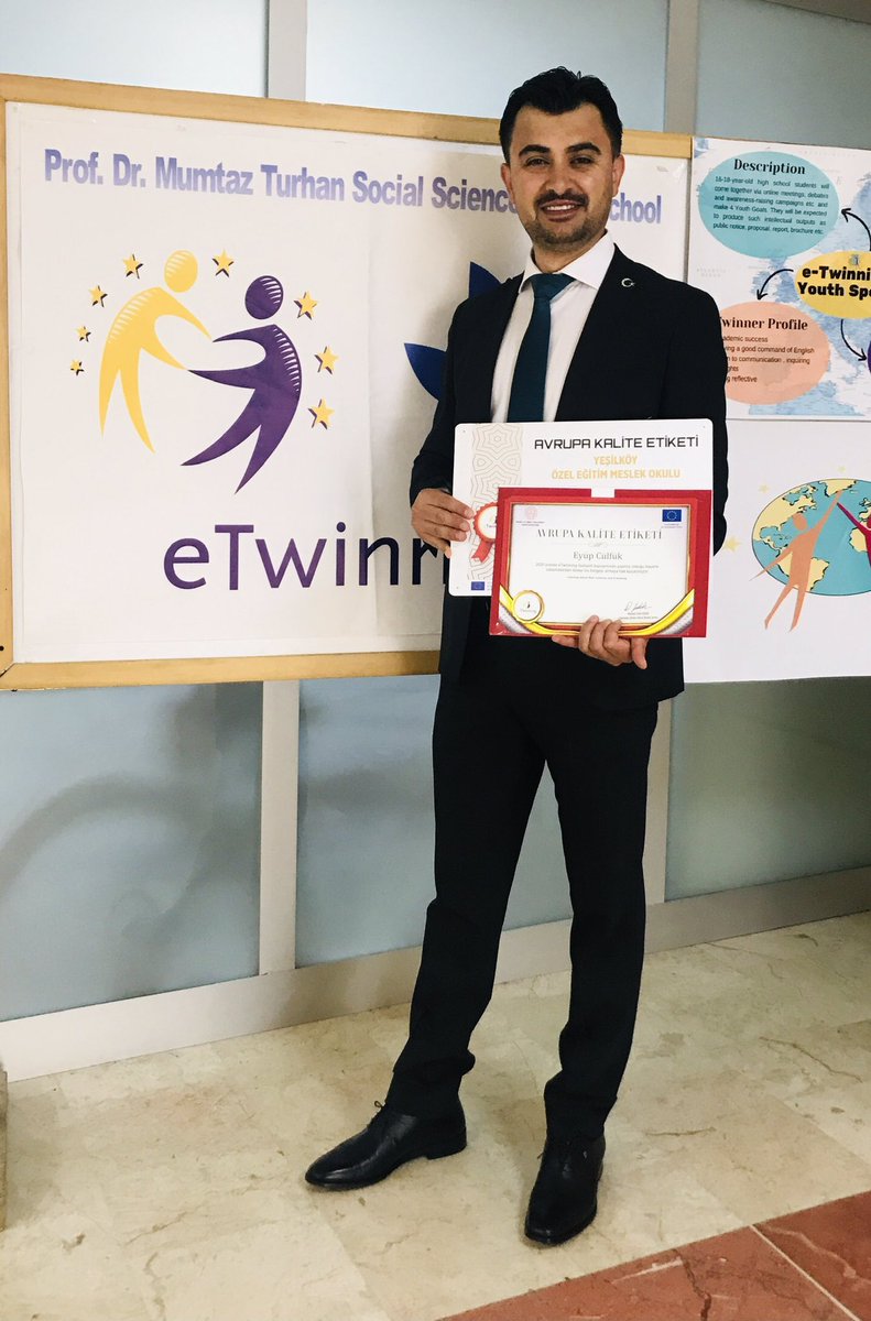 Lancap_2020's tweet photo. eTwinning Kalite Etiketi ödül törenimiz.
Verdiğimiz emeklerin karşılığını almanın haklı gururu..
#AnadoludanAvrupayaeTwinning
@tretwinning 
@eTwinning_ist 
@BakirkoyMEM 
@OzelYesilkoy https://t.co/ag9LjjUCiw