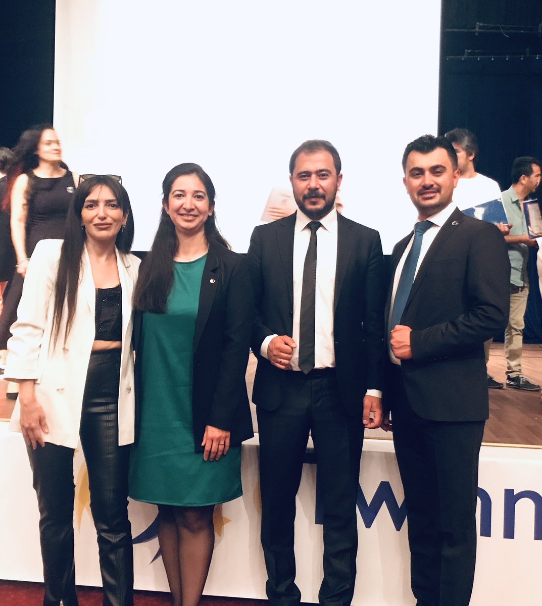 Lancap_2020's tweet photo. eTwinning Kalite Etiketi ödül törenimiz.
Verdiğimiz emeklerin karşılığını almanın haklı gururu..
#AnadoludanAvrupayaeTwinning
@tretwinning 
@eTwinning_ist 
@BakirkoyMEM 
@OzelYesilkoy https://t.co/ag9LjjUCiw