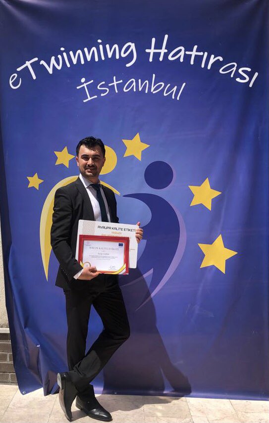 Lancap_2020's tweet photo. eTwinning Kalite Etiketi ödül törenimiz.
Verdiğimiz emeklerin karşılığını almanın haklı gururu..
#AnadoludanAvrupayaeTwinning
@tretwinning 
@eTwinning_ist 
@BakirkoyMEM 
@OzelYesilkoy https://t.co/ag9LjjUCiw