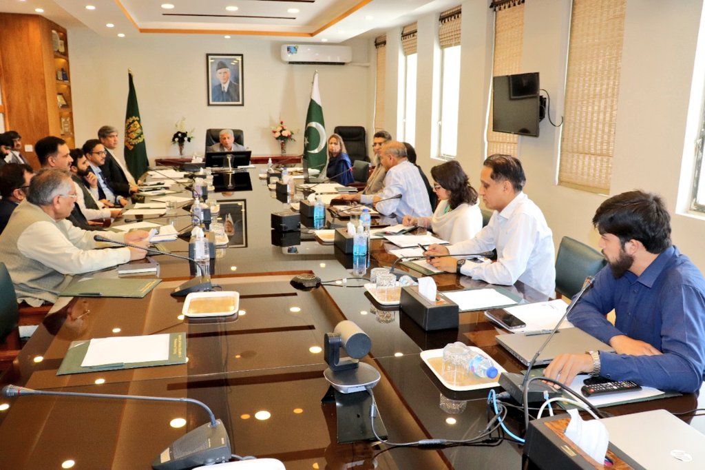 EduMinistryPK's tweet photo. Under the able leadrshp of Fed Minister @RTanveerPMLN &amp; relentless efforts of officials at @EduMinistryPK @ForeignOfficePk &amp; HEC, all tech/admin modalities sortd with Chinese side &amp; a chartrd flight has finally been arrangd for 7th June to take 1st batch of Pak students to China. https://t.co/k2R56KIfVA