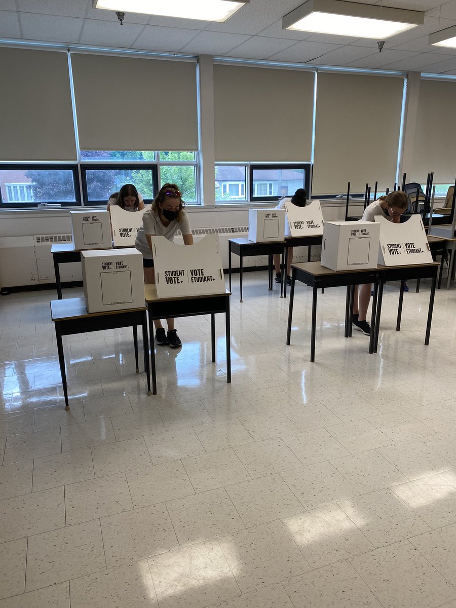SJA_YCDSB's tweet photo. Les bulletins de vote sont en place, maintenant pour attendre les résultats. Qui va gagner?! 🇨🇦🗳 @YCDSB @ElizabethCrowe_ @DomenicScuglia @CIVIX_Canada #StudentVote2022 #Elections2022 https://t.co/ke1PuMabR2