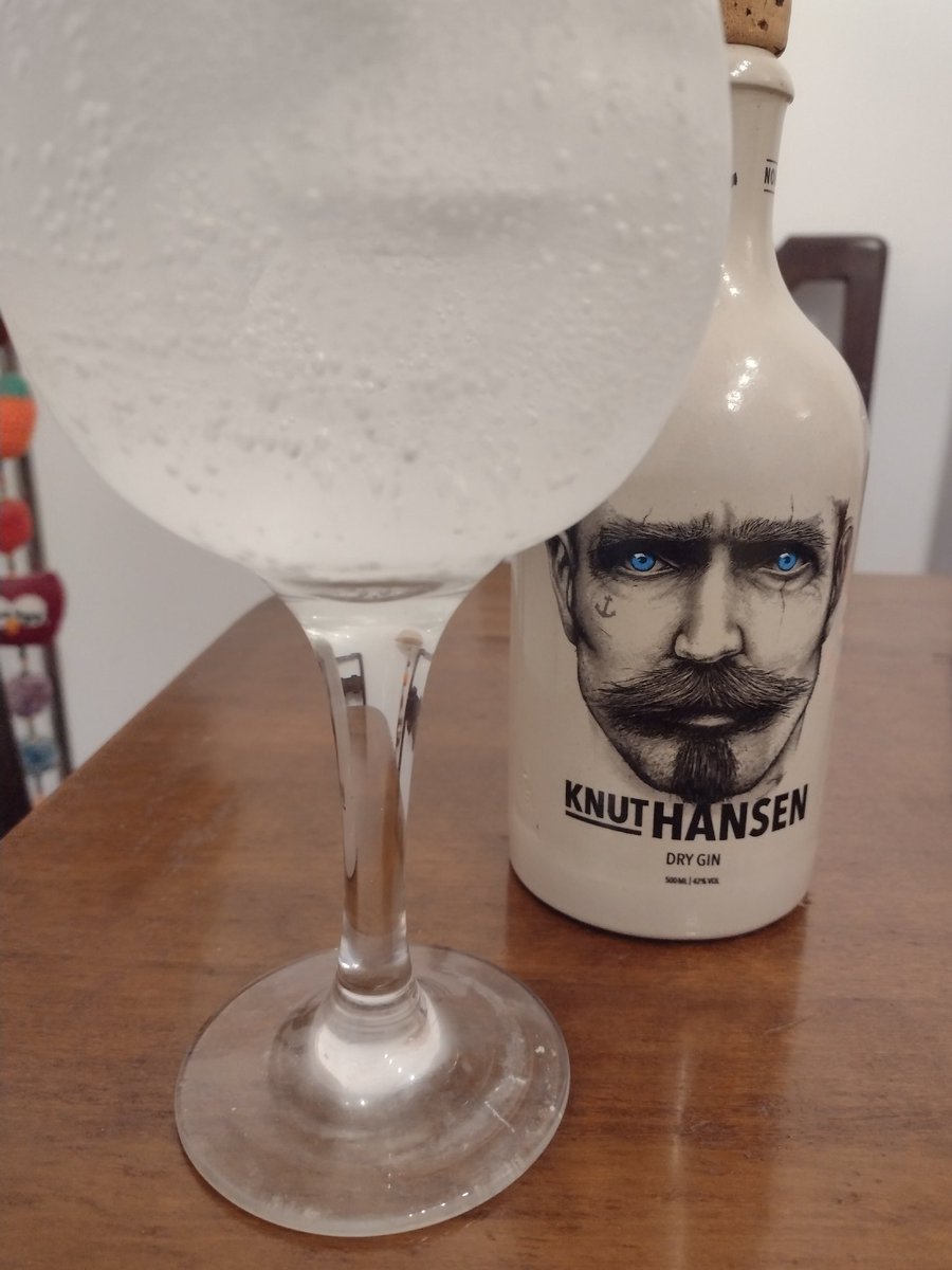 lagastronomie's tweet photo. Algo bueno tuvo este hot sale, gin knut hansen, gin alemán, 42% alc, un gin muy rico, enebro, albahaca, pepino, manzanas verdes.
#gintonic #knuthansen https://t.co/sZiP94YR8G