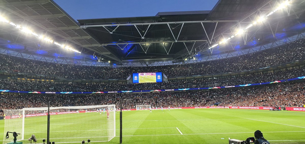 Dylandersom's tweet photo. Wauw, dit was een hele speciale vinck. Eindelijk het Argentijnse elftal live kunnen zien na er een tijd gewoond te hebben, met een (uiteraard) geweldige sfeer. Blijft mijn favoriete volk met de, voor mij, beste speler ooit. En 3 badges in 1 keer. Wat een topavond! @FutbologyBENL https://t.co/wsHK6cAoS1