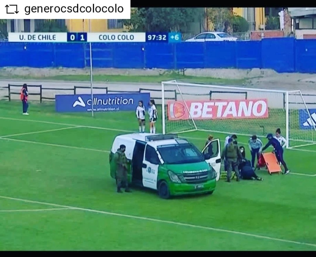 coffuf's tweet photo. Un clásico programado a mitad de semana, una jugadora lesionada saliendo en patrulla de la cancha por qué no hay ambulancias, como es posible que esto siga pasando?  Inaceptable y vergonzoso @udechilefem @ANFPChile https://t.co/WumMeIZEv3