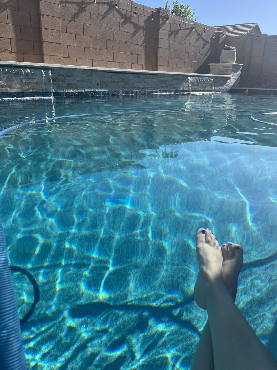 jeboggs's tweet photo. Finally a quiet afternoon. Reading and relaxing. I am so glad we are transforming our yard to a beautiful oasis. @HuskerPGA ❤️ https://t.co/2yLI7joEMI