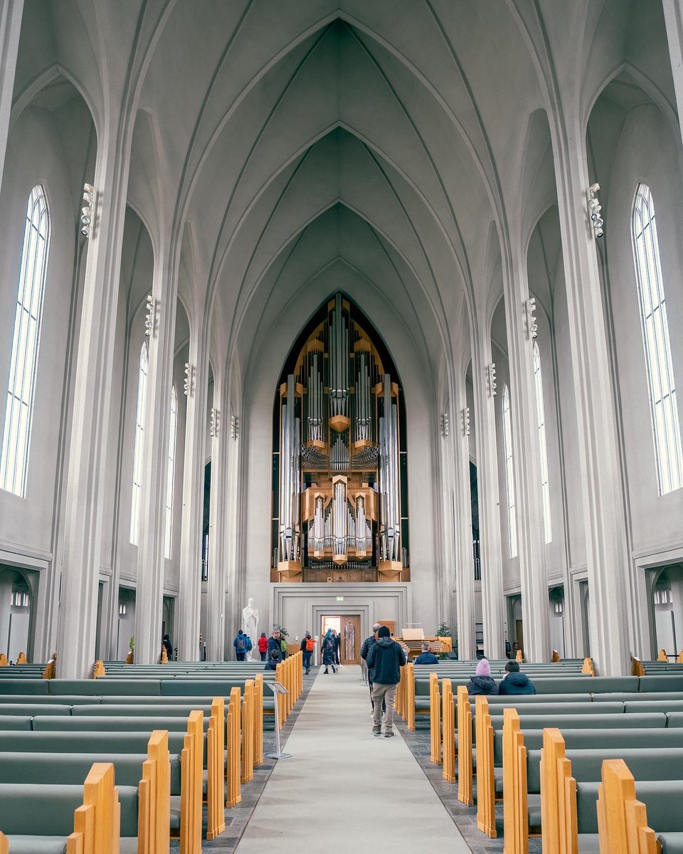 itsMaxTrejo's tweet photo. Took me forever to clone ppl out of the first pic 😮‍💨 #Hallgrimskirkja #Reykjavik https://t.co/IbdscgbBoh
