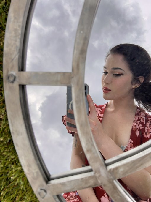 Watch Evelyn Claire's leaked NSFW photo on TwXstars