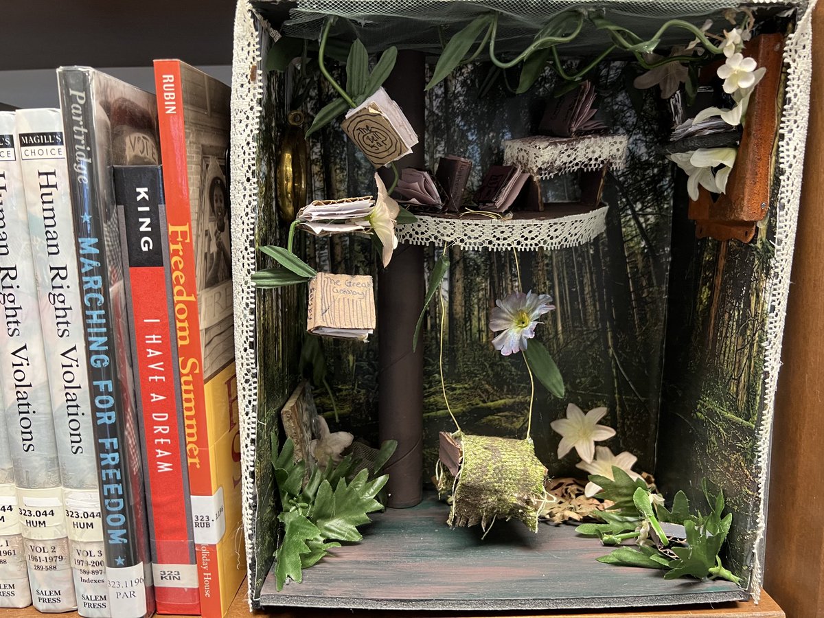 crmoritz's tweet photo. Check out the beautiful book nooks in the library created by Ms. Pinelli’s art students! https://t.co/nTw1KPLUQF