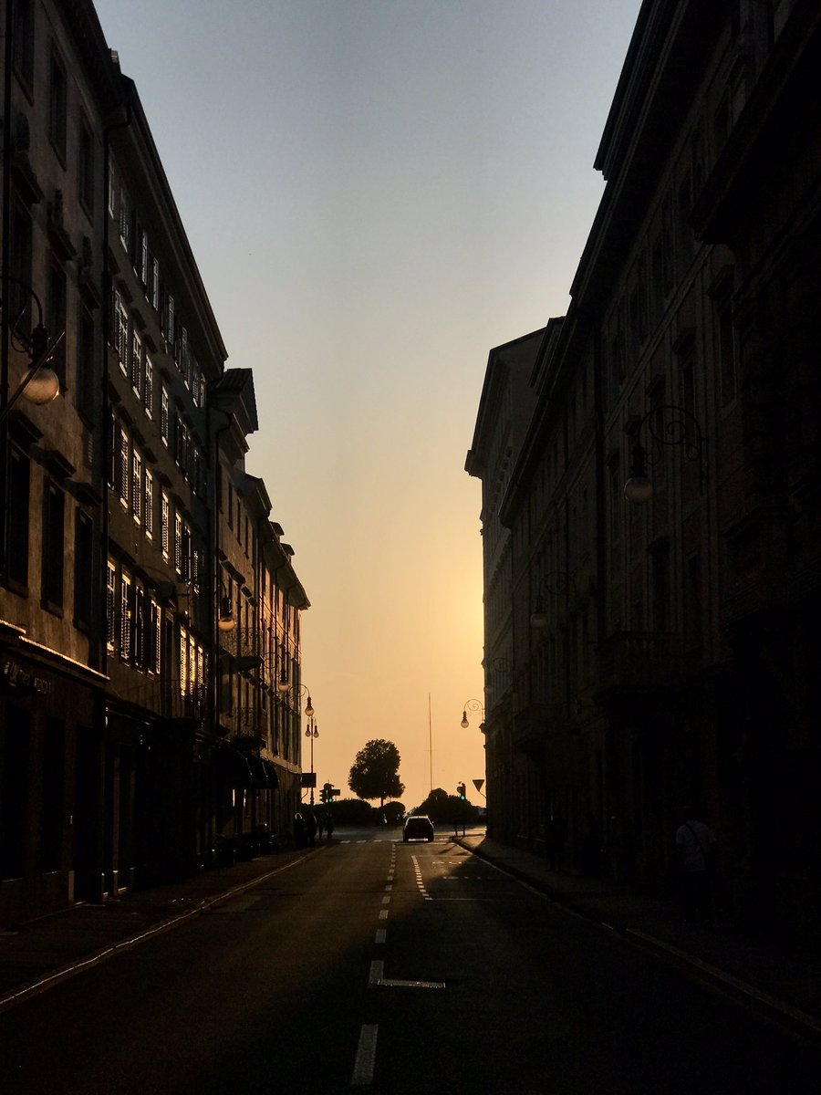 sangermax's tweet photo. A #trieste in #viamazzini ultimo blocco quasi si vede il mare che sta laggiù sotto al sole se rimani qualche minuto lì davanti a quella finestra laggiù in fondo durante il #tramonto la luce cambia continuamente ogni secondo! E’ spettacolare. 🖖🏻 https://t.co/4UCqhuZPhu