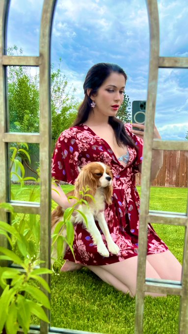 Watch Evelyn Claire's leaked NSFW photo on TwXstars