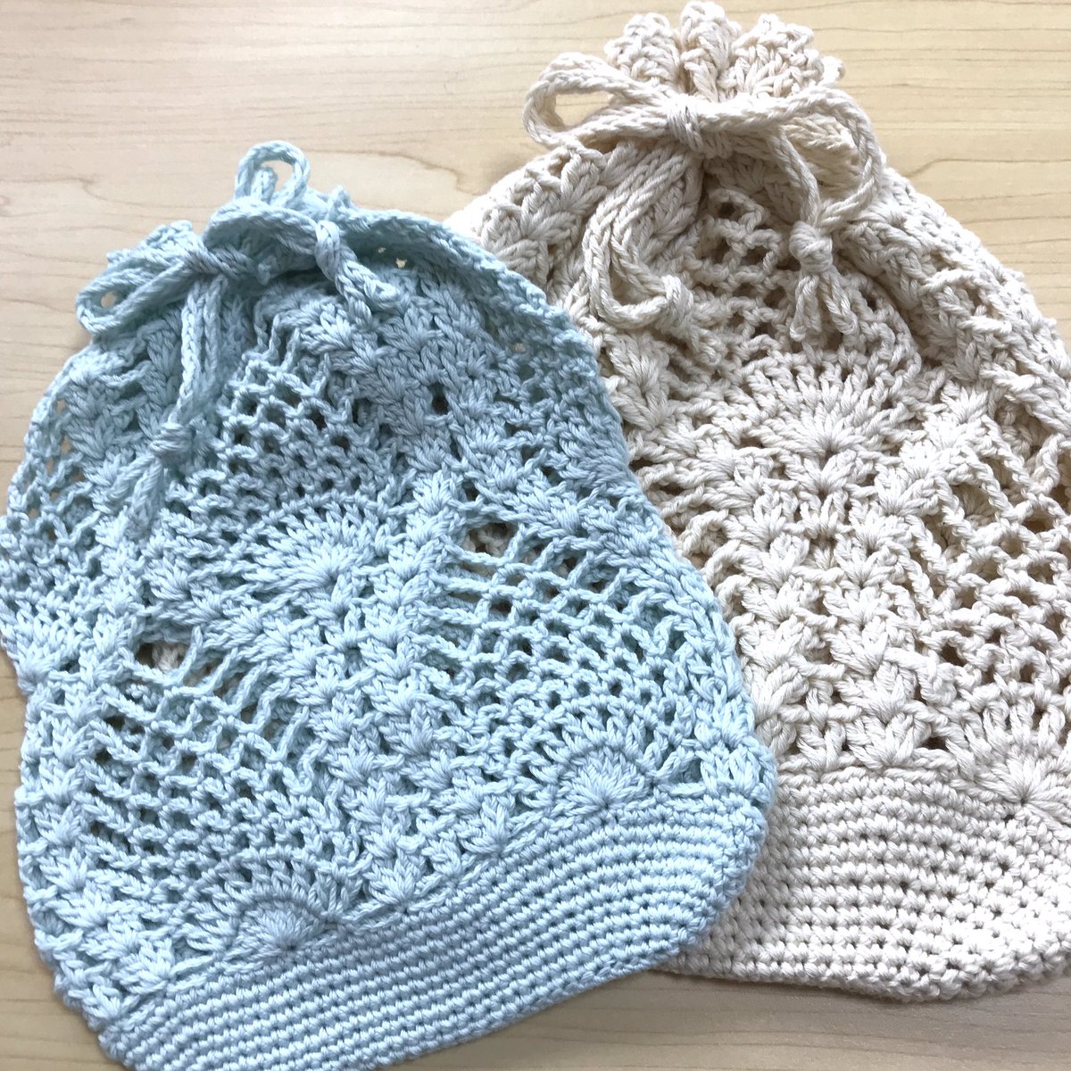 パイナップル編みの巾着です。 大きい巾着がハマナカのポームの彩土