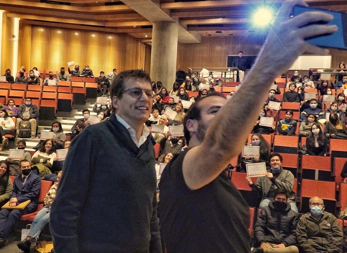 jlgiusti's tweet photo. ¿Qué mejor que cerrar esta edición de #BAMultiplica con el equipo de @microsoftlatam? Fue un gran orgullo ver a 365 jóvenes recibir hoy su diploma y saber que comienzan a encarar su búsqueda laboral con las herramientas justas que les dejó el curso.
¡Felicitaciones! https://t.co/RDbyWZs5uX